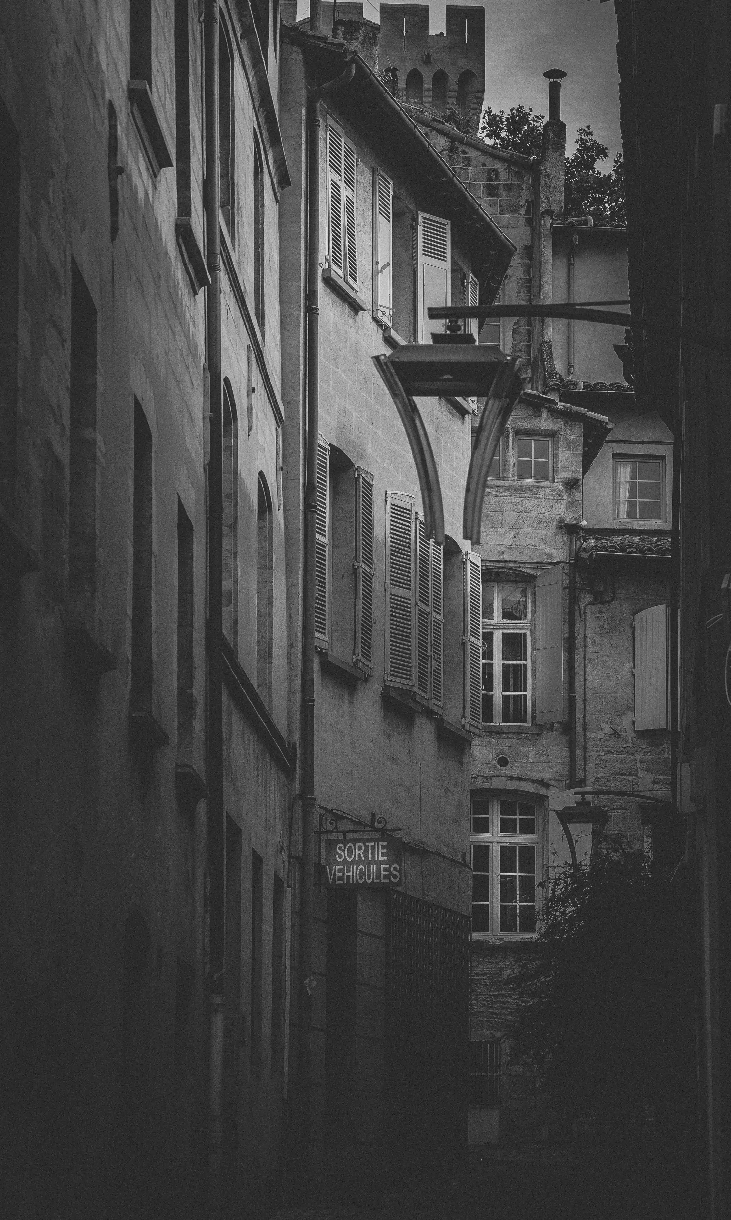 Photographie d'architecture — façade géométrique d'Avignon, lignes et volumes en noir et blanc