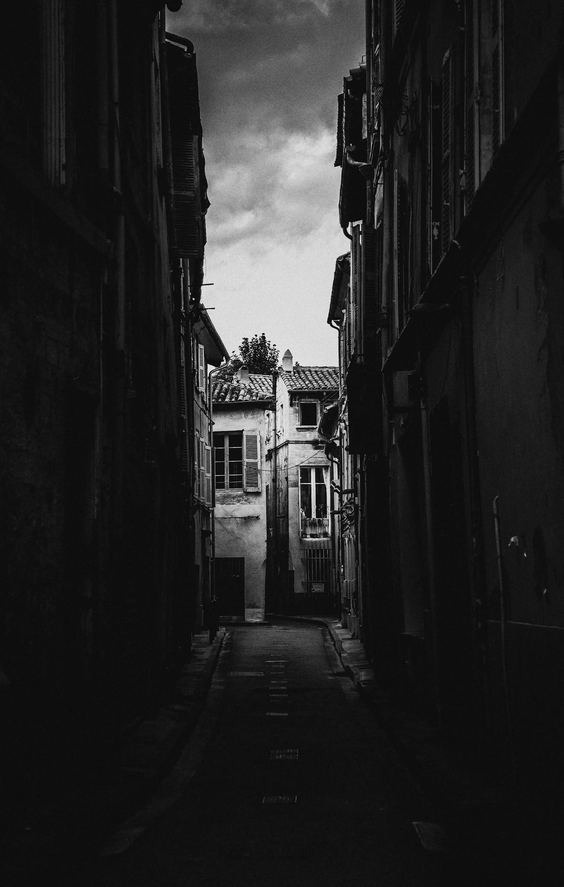 Ruelle déserte d'Avignon en noir et blanc — photographie urbaine